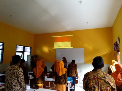 Menyanyikan Lagu Indonesia Raya 3 Stanza