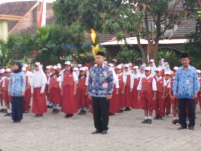 Komandan Upacara (Asmara Alma Putra, S.Pd)