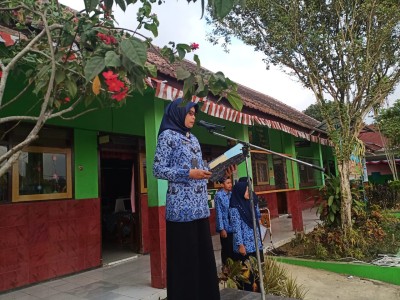 Insperktur Upacara (Ibu Hanik Latifah, S.Pd., M.Pd)